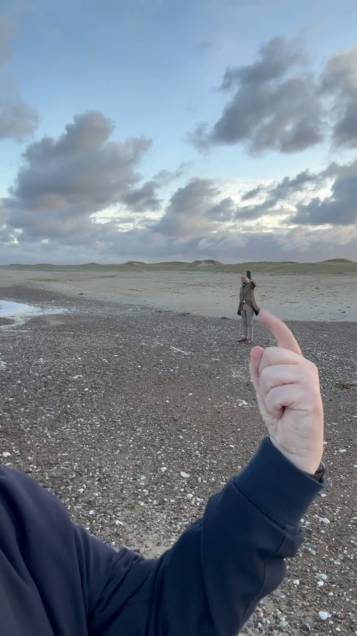 Våde Tæer: Stormfulde Lystigheder 🌧️😅